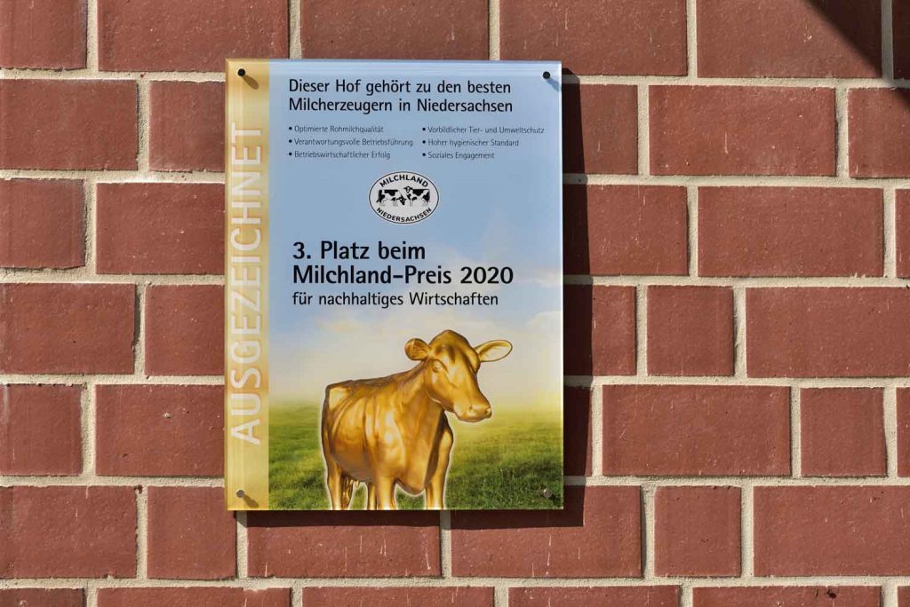 Milchlandpreis 2020: Hofschildübergabe bei Familie Brüning