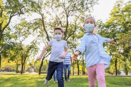 Kinder bewegen sich mit Maske