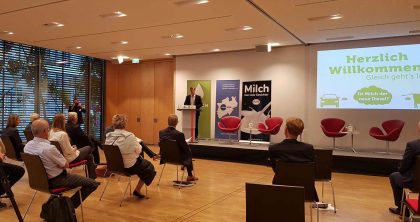 Matthias Schulze-Steinmann moderiert für DIALOG Milch in Berlin