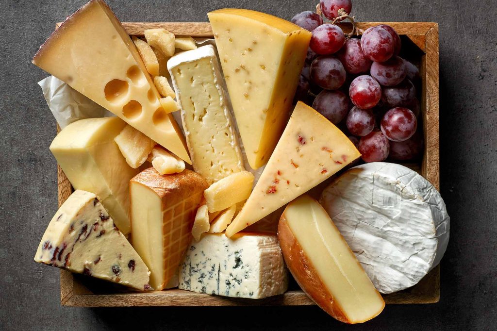 Platte mit Auswahl an Käse