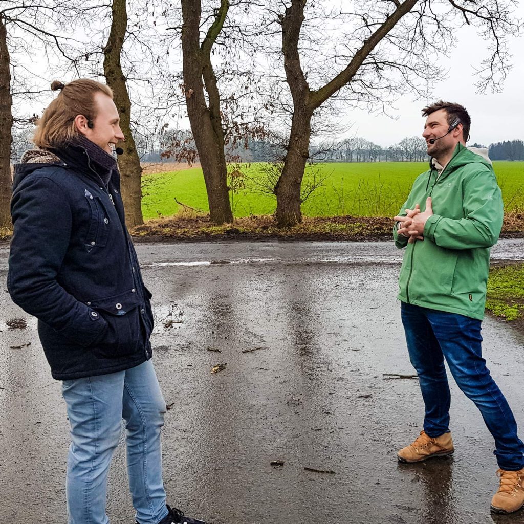 StadtLandKuh_Eike und Timo um Gespräch vor dem Hof
