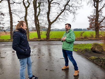 StadtLandKuh_Eike und Timo vor dem Hof