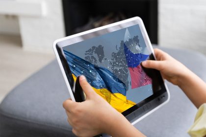 Tablet mit Abbildung Flagge Ukraine und Russland