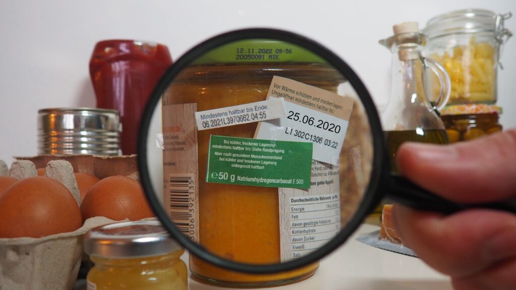 Lupe auf Lebensmittel mit MHD