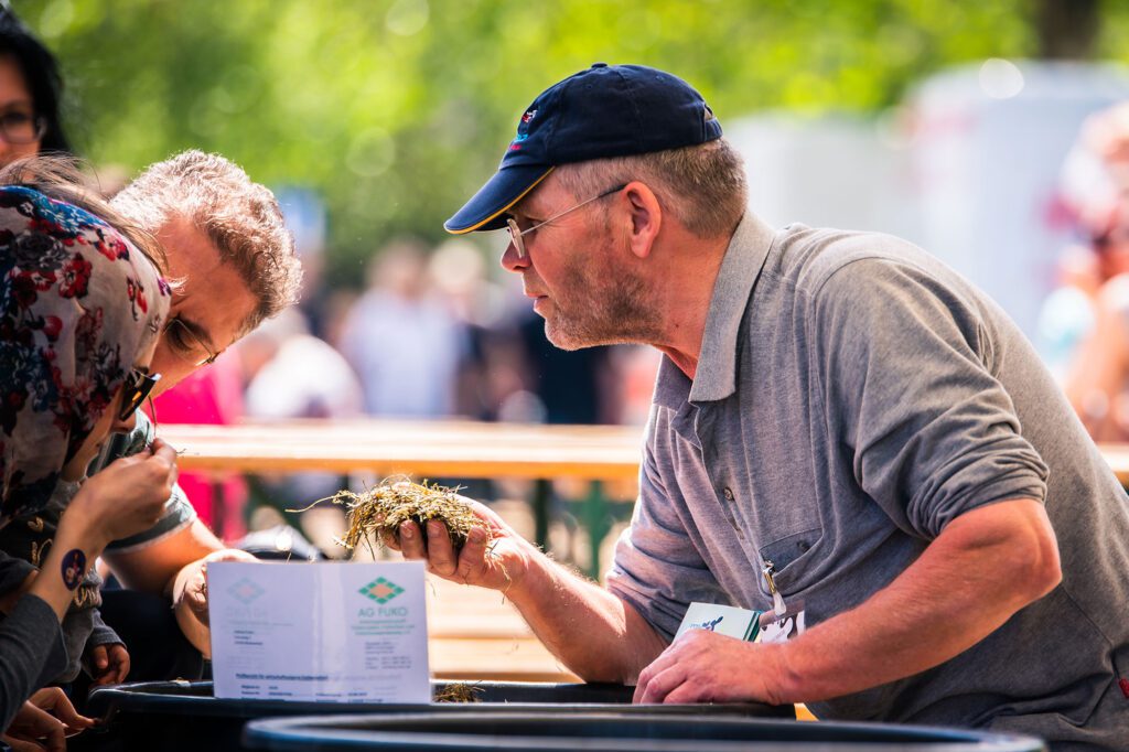 Milchbauer Helmut Evers mit Silage in der Hand