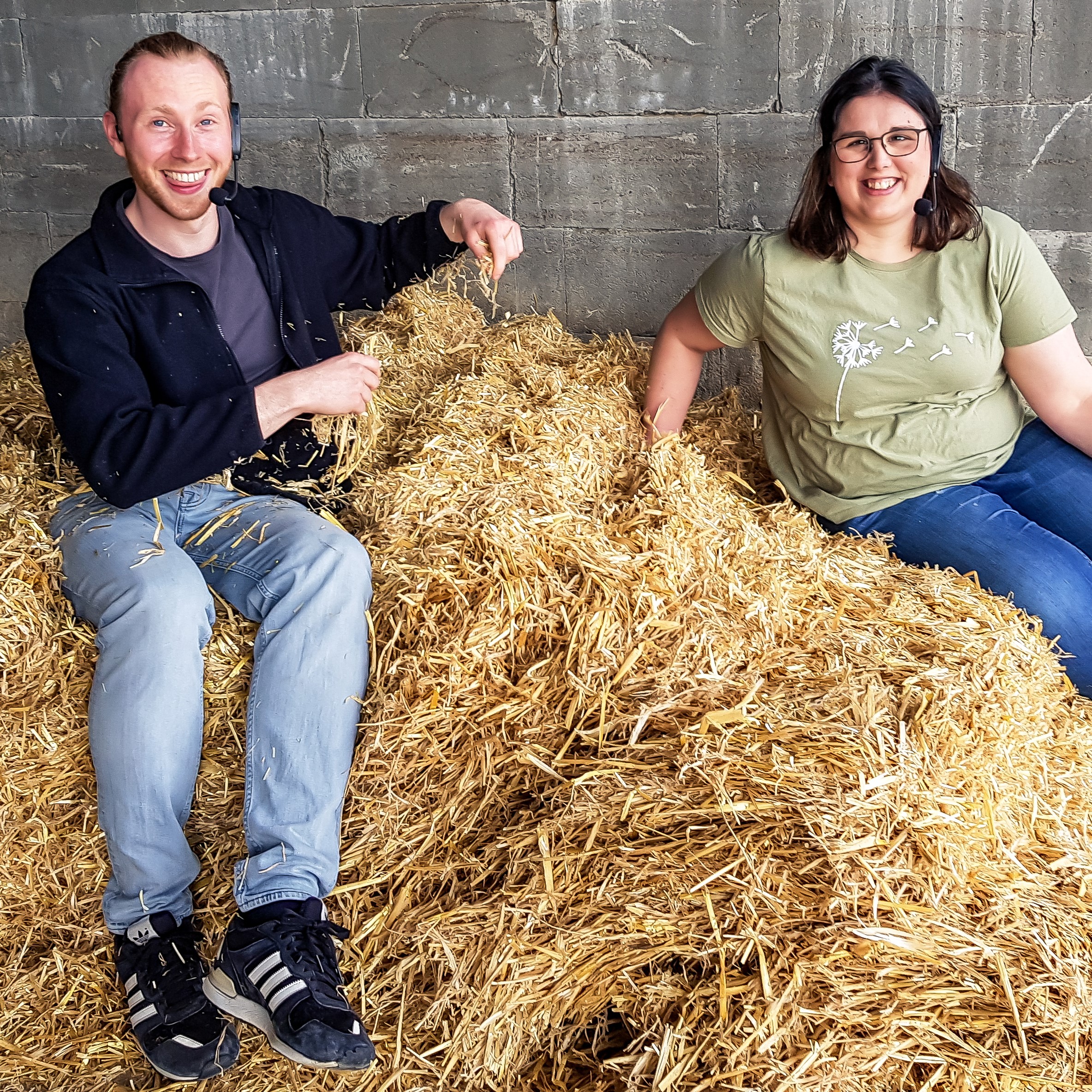 Podcast StadtLandKuh mit Timo und Landwirtin Nele auf Stroh