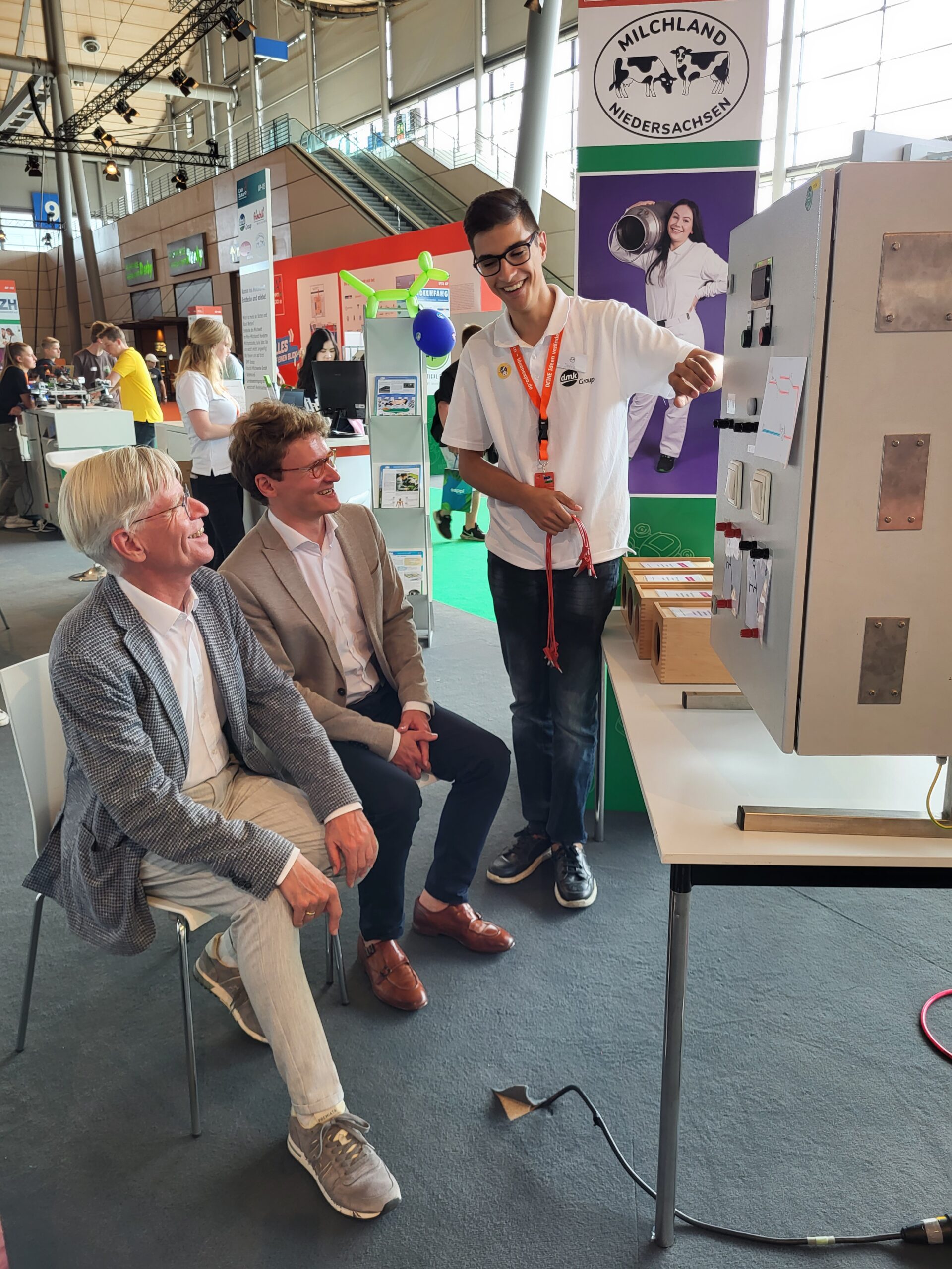 Burkhard Jasper und Christian Koltermann beim Schaltkasten