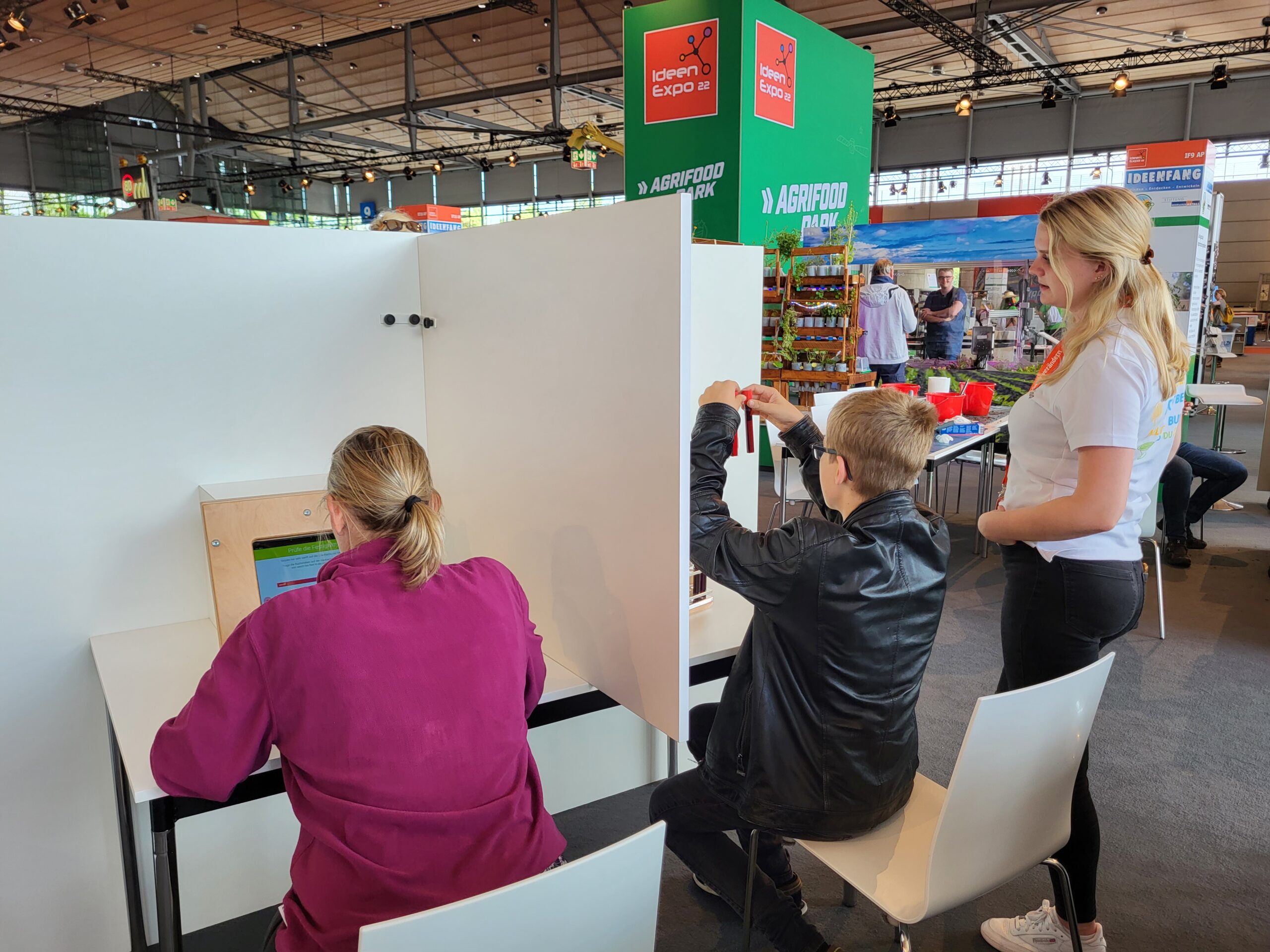 Schüler testen ihre Sinne beim Sensoriktest