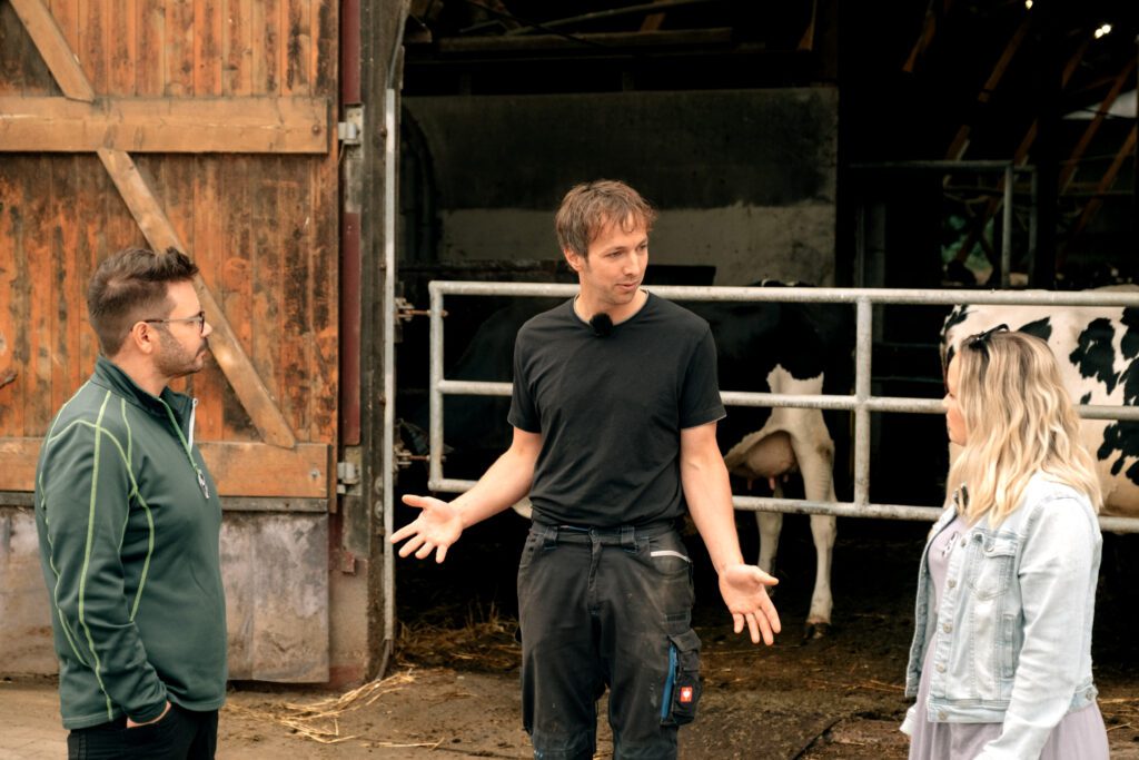 Landwirt Sven Klingemann im Gespräch mit Influencer Thomas Drechlser und Melanie Scheppner