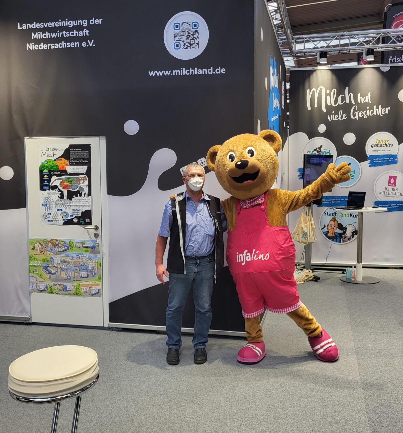 Milchbauer Helmut mit Maskottchen Infalino auf der infa 2022