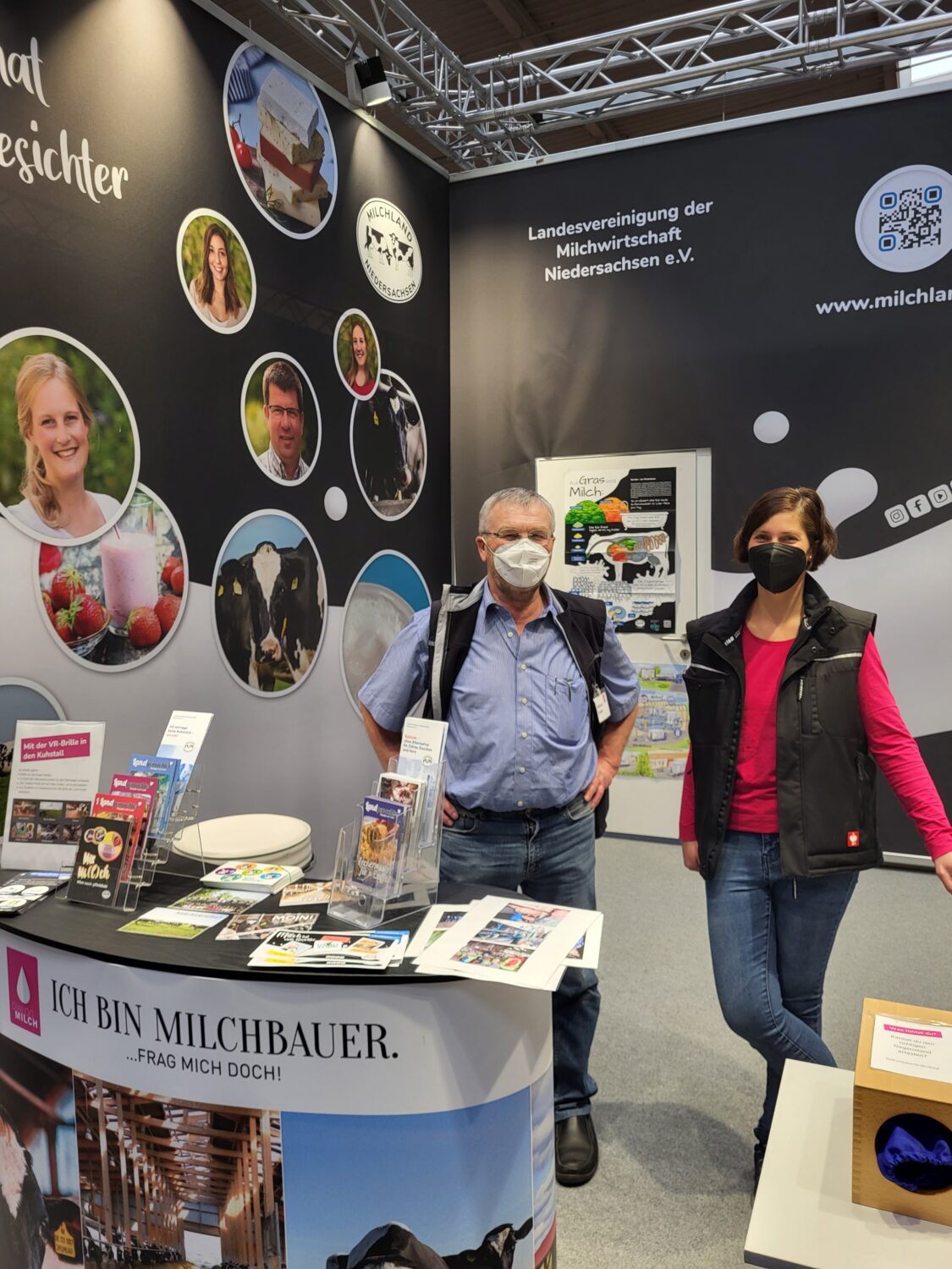 Milchbauer Helmut und LVN-Ernährungsexpertin auf der infa 2022 