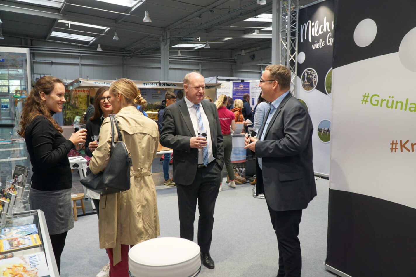 Nds. Finanzminister Reinhold Hilbers im Gespräch mit LVN-Geschäftsführer Frank Feuerriegel auf der infa 2022