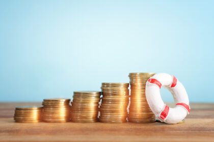 Gelmünzen aneinander gestapelt mit kleinem Rettungsring