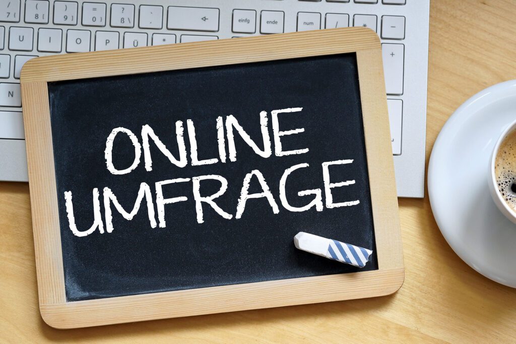 Kleine Tafel mit Aufschrift Online-Umfrage