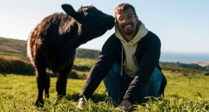 Joko Winterscheidt mit einer Kuh auf Weide_Thema Klimakrise_©Amazon Prime