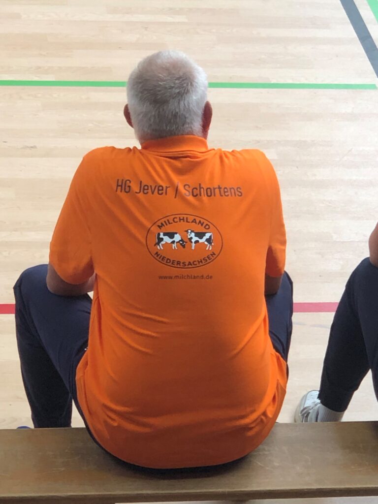 LVN-Logo auf dem Trainertrikot des Handball-Vereins HG Jever/Schortens