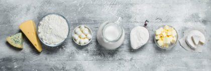 Verschiedene Milchprodukte in einer Reihe auf einem Tisch
