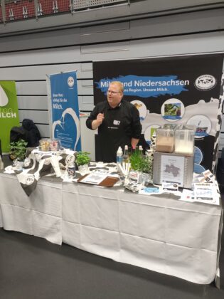 Der Milchmann mit regionalen Milchspezialitäten