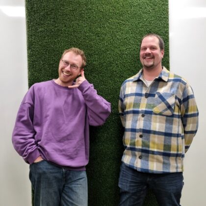 Timo und Simon sprechen über landwirtschaftliche Sorgentelefone.