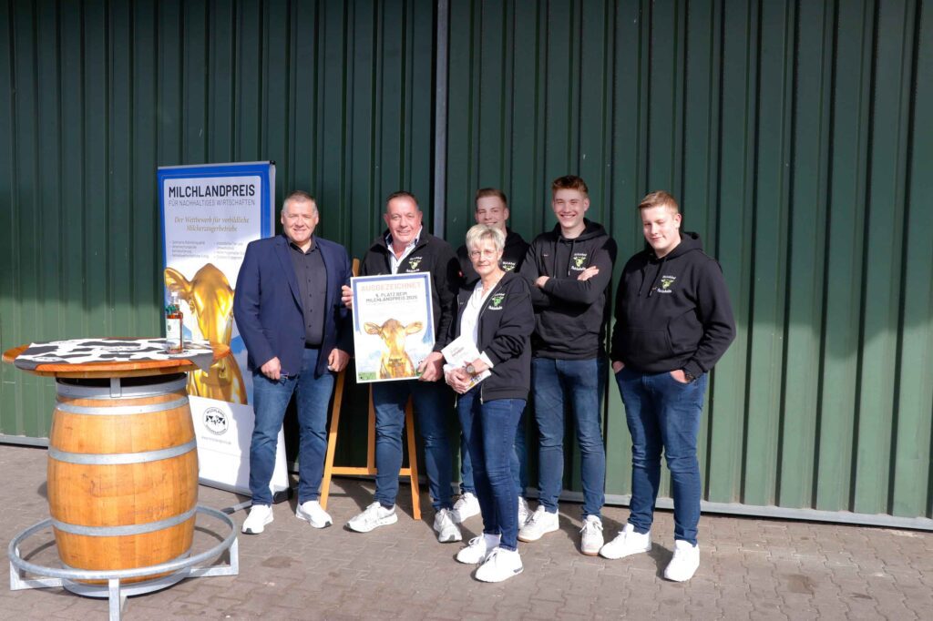 Hofschildübergabe Pohlabeln_Milchlandpreis 2025