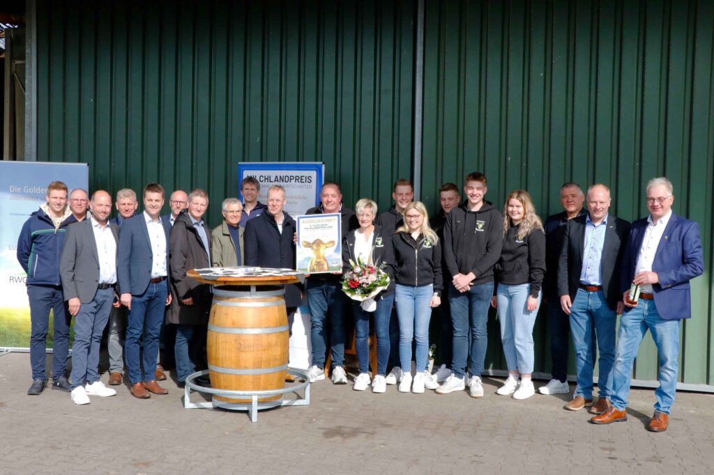 Hofschildübergabe Pohlabeln_Milchlandpreis 2025