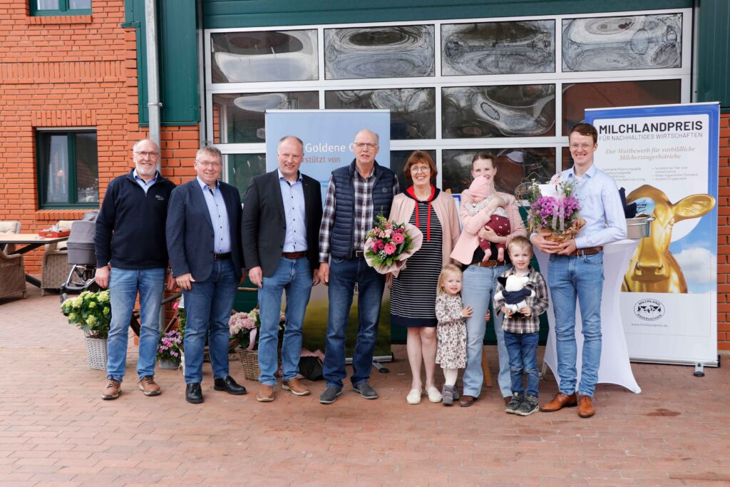 Hofschildübergabe bei Familie Brackland-Bert_Milchlandpreis 2025