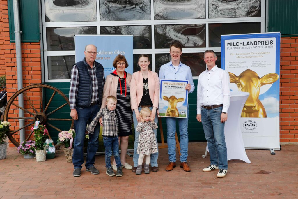 Hofschildübergabe bei Familie Brackland-Bert_Milchlandpreis 2025