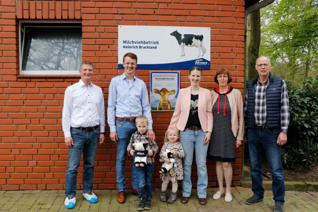 Hofschildübergabe bei Familie Brackland-Bert_Milchlandpreis 2025