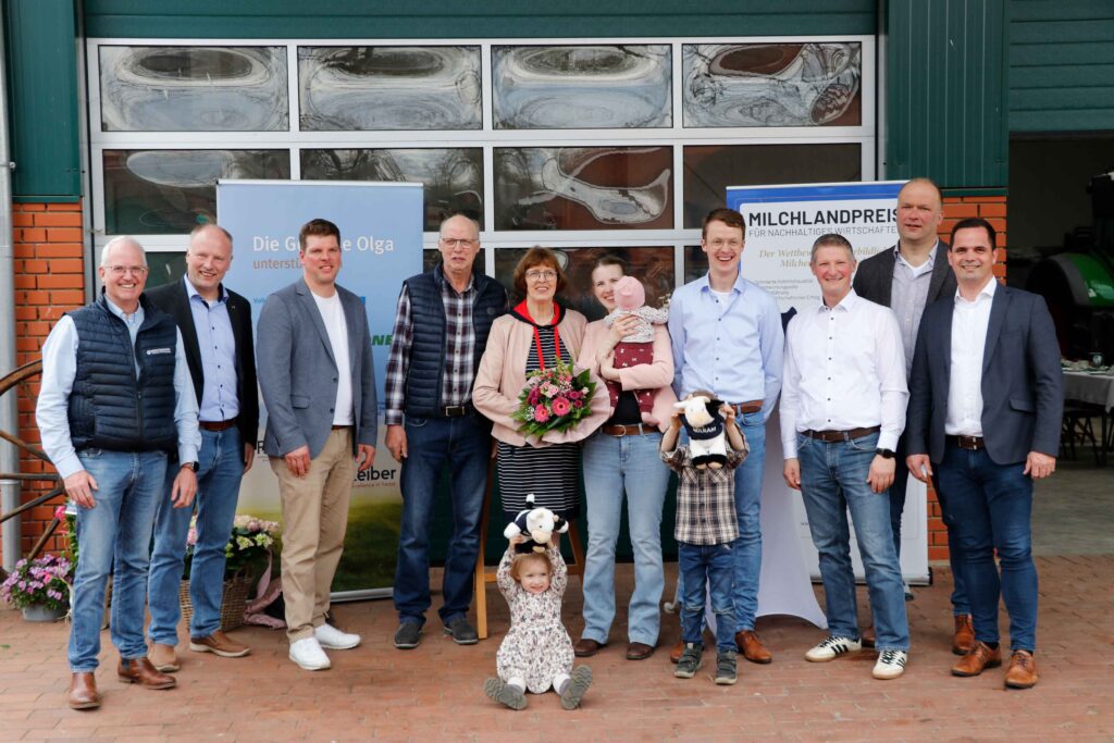 Hofschildübergabe bei Familie Brackland-Bert_Milchlandpreis 2025