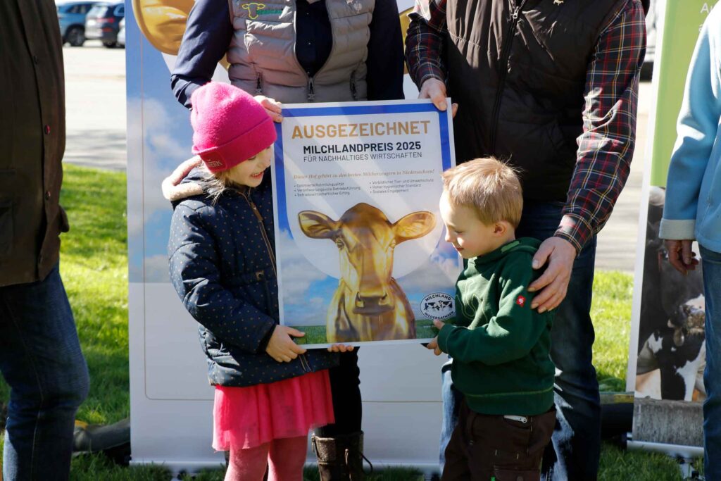 Hofschildübergabe bei Familie Lilienthal_Milchlandpreis 2025