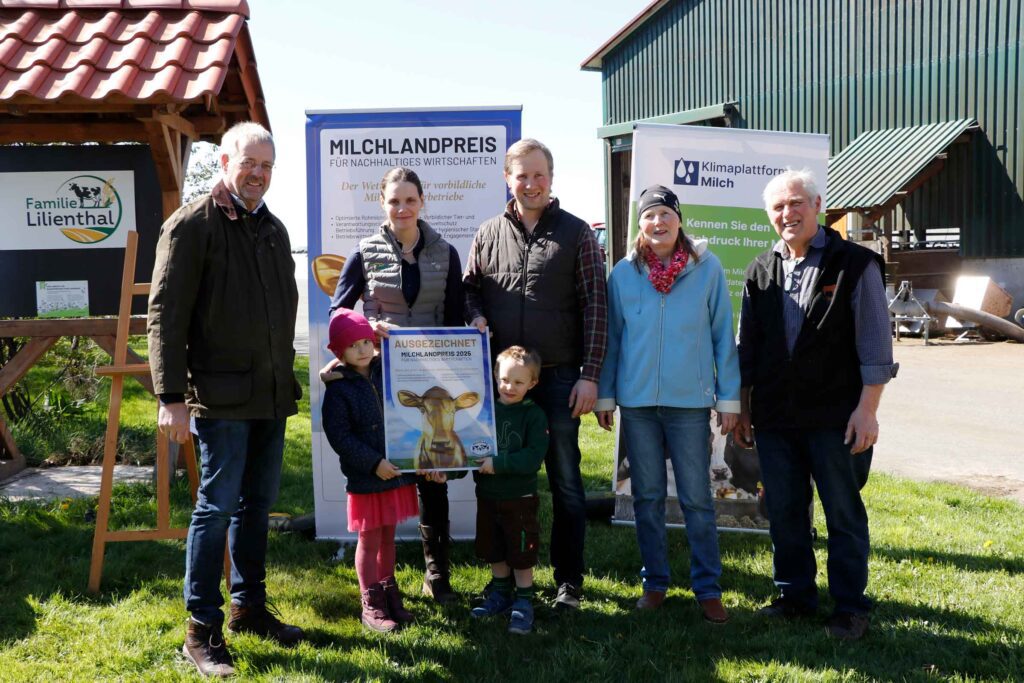 Hofschildübergabe bei Familie Lilienthal_Milchlandpreis 2025
