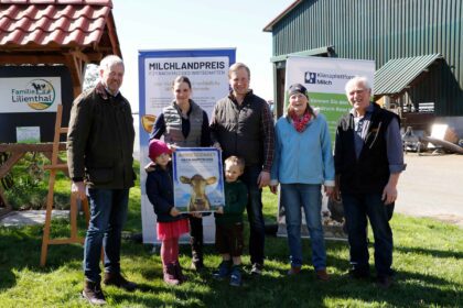 Hofschildübergabe bei Familie Lilienthal_Milchlandpreis 2025