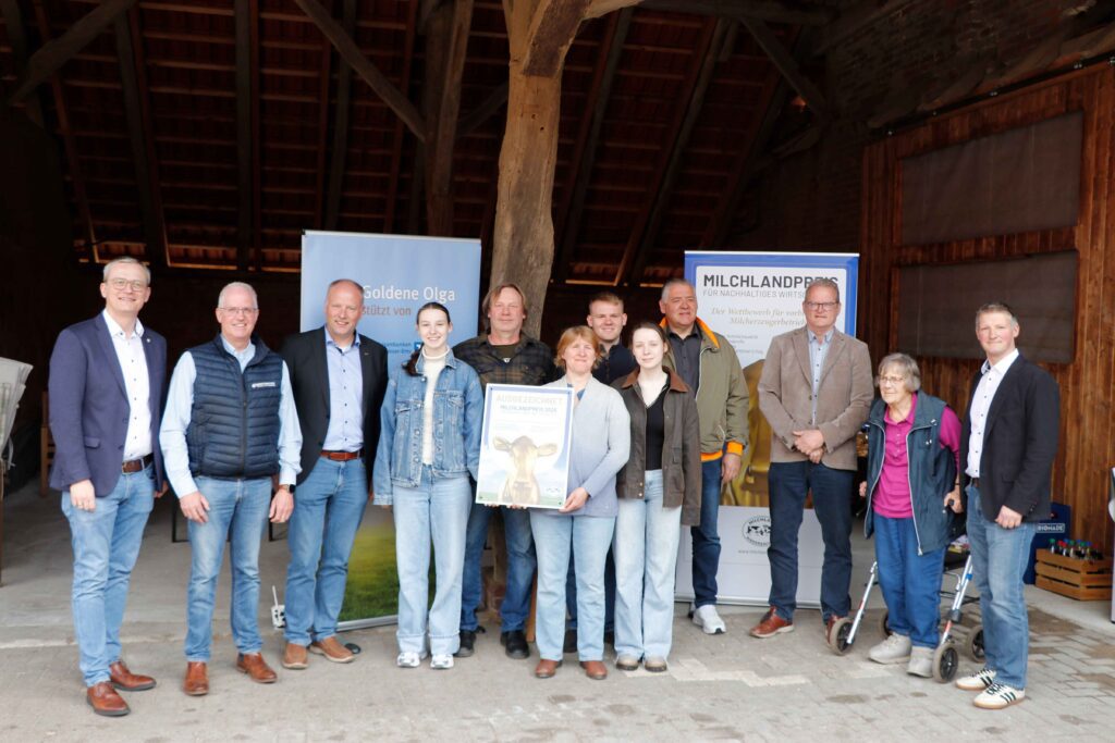 Hofschildübergabe bei Familie Mennenga-Otte_Milchlandpreis 2025