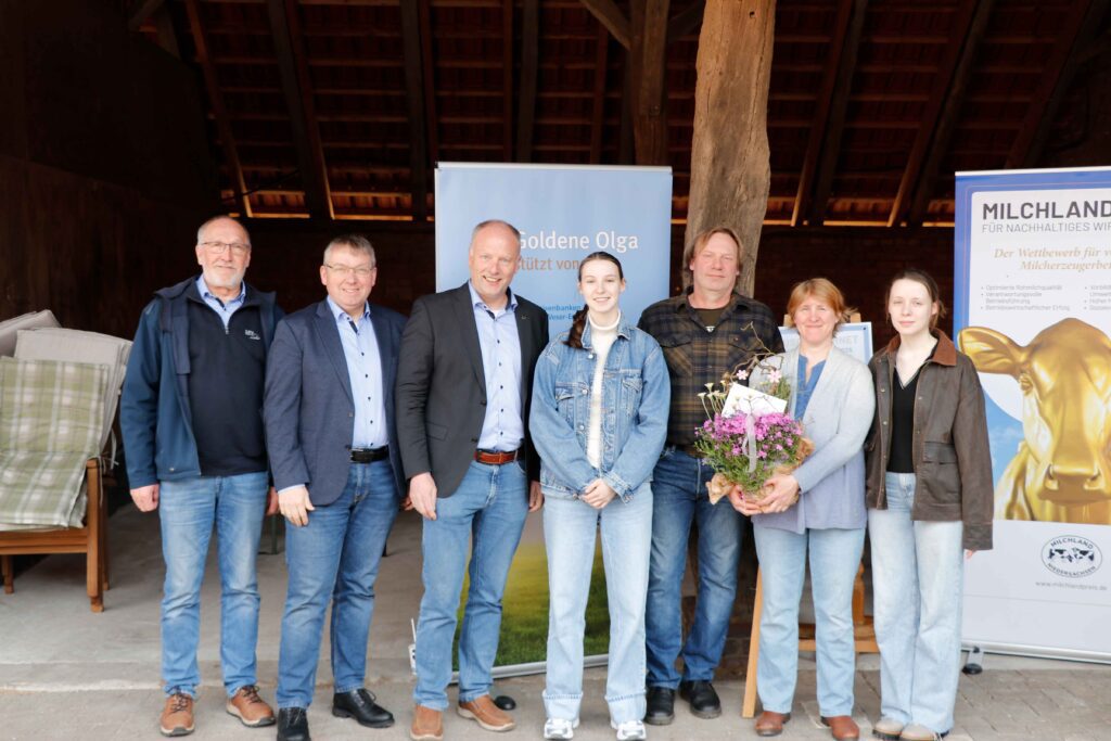 Hofschildübergabe bei Familie Mennenga-Otte_Milchlandpreis 2025
