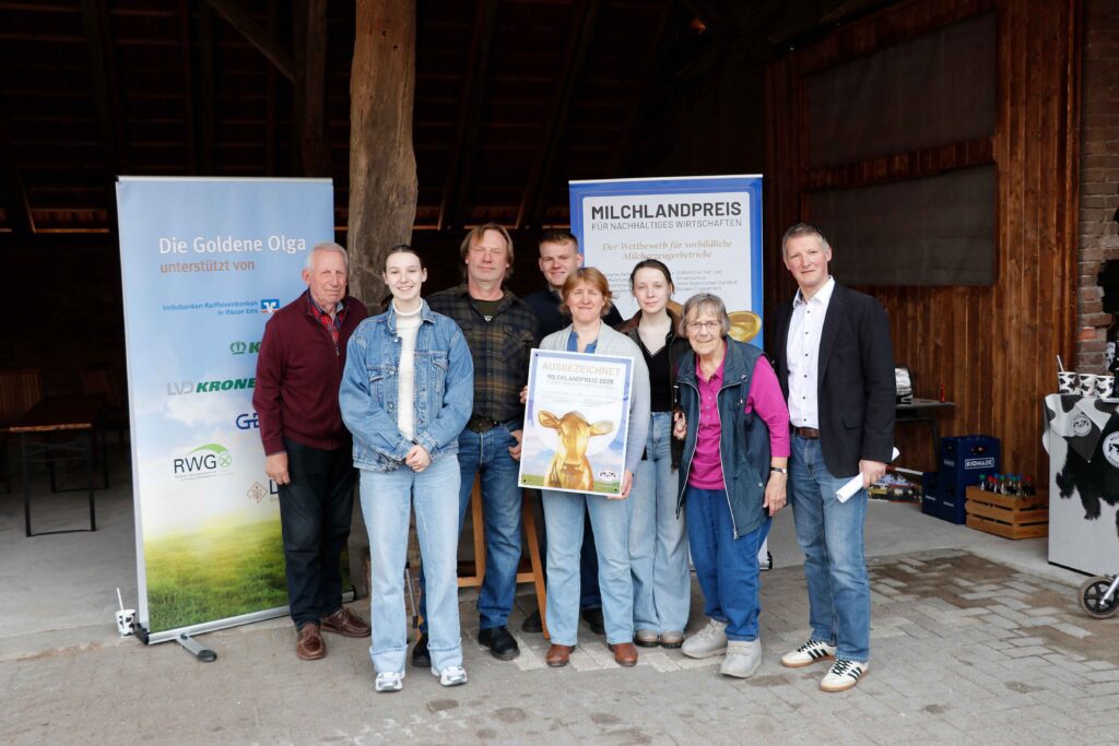 Hofschildübergabe bei Familie Mennenga-Otte_Milchlandpreis 2025