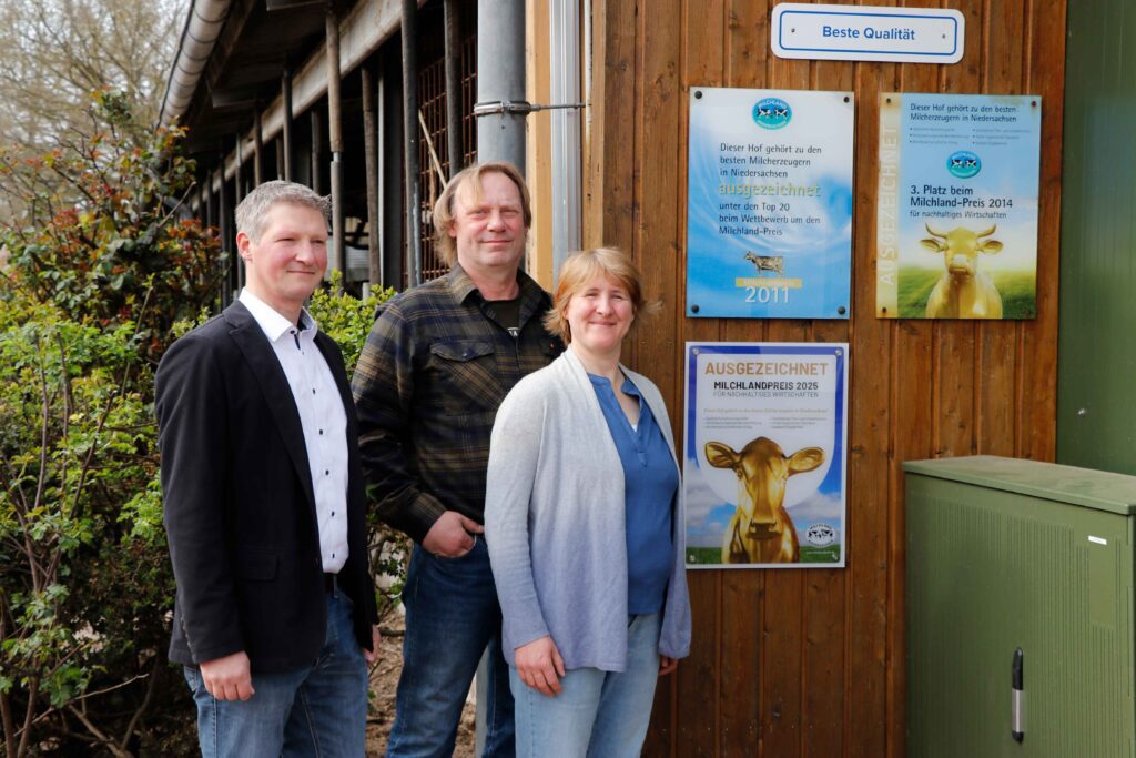 Hofschildübergabe bei Familie Mennenga-Otte_Milchlandpreis 2025