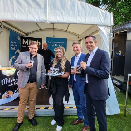 Fröhliche Gesichter beim Sommerfest in Berlin
