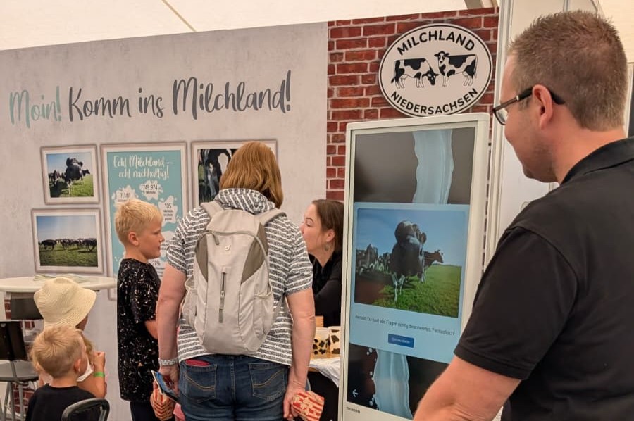 Die Fühlboxen und das Proteinspiel kamen auf der Tarmstedter Ausstellung gut an