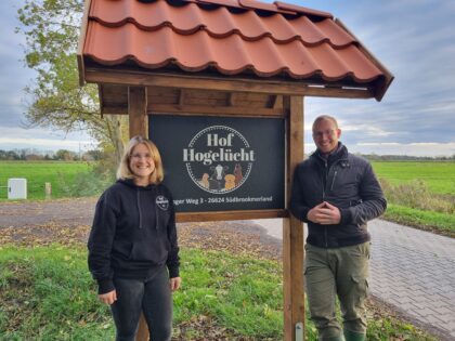 Timo und Anne von StadtLandKuh auf dem Hof.