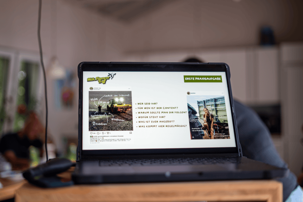 Laptop mit Aufgabe vom Milkfluencer Treff