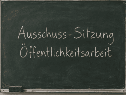 Tafel mit Aufschrift Auschuss-Sitzung Öffentlichkeitsarbeit