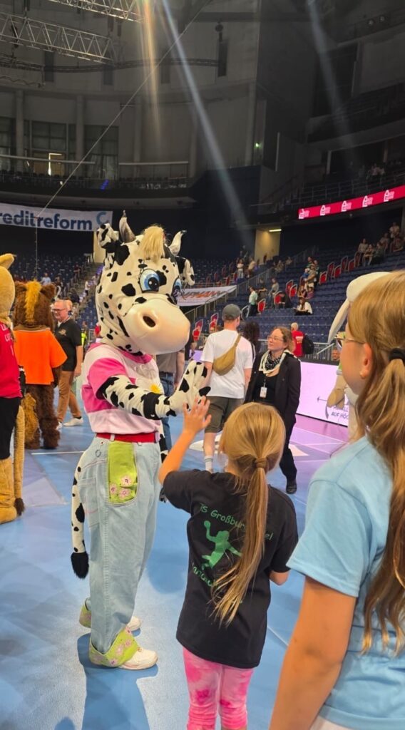 Maskottchen Karla beim Familienspieltag der RECKEN